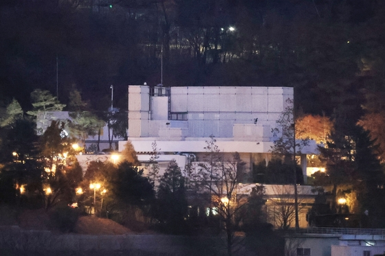 검찰이 윤석열 대통의 구속취소를 수용해 윤 대통령이 체포 52일만에 풀려난 8일 오후 서울 한남동 관저 모습. 윤 대통령은 관저 복귀 뒤 첫 식사 메뉴로 김치찌개를 택했다. 장진영 기자